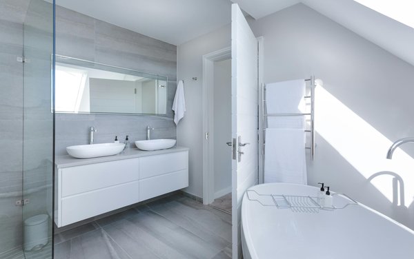 Découvrez les marques françaises pour une salle de bain tendance et économique